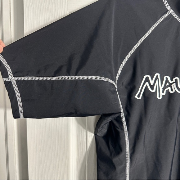 Maui & Sons 50+ UV protective short sleeve black shirt/rash guard, size Large - Picture 3 of 9